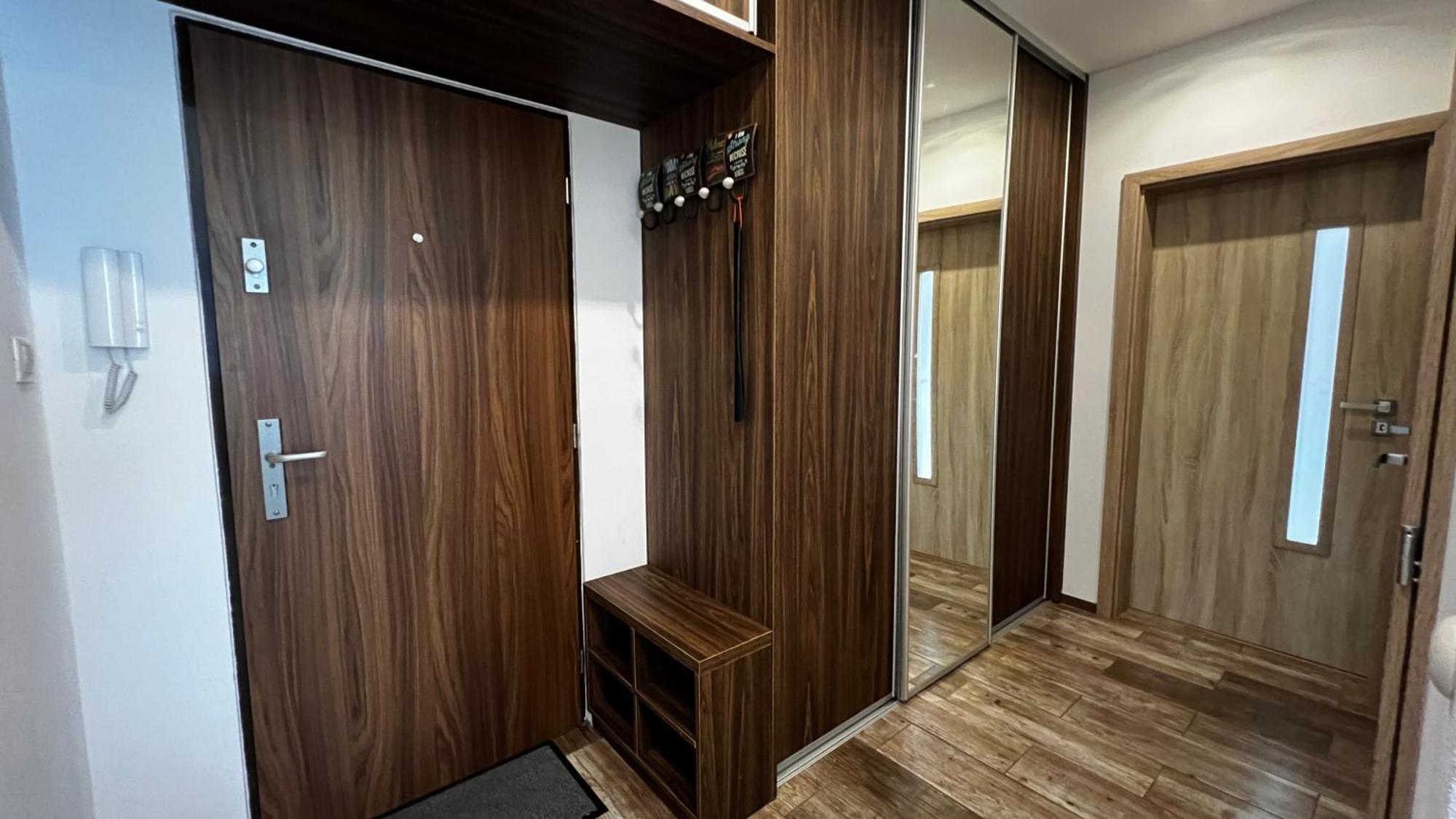 Industrial Apartment I 24Hr Self Check-In I Free Parking & Coffee Banská Bystrica Eksteriør billede