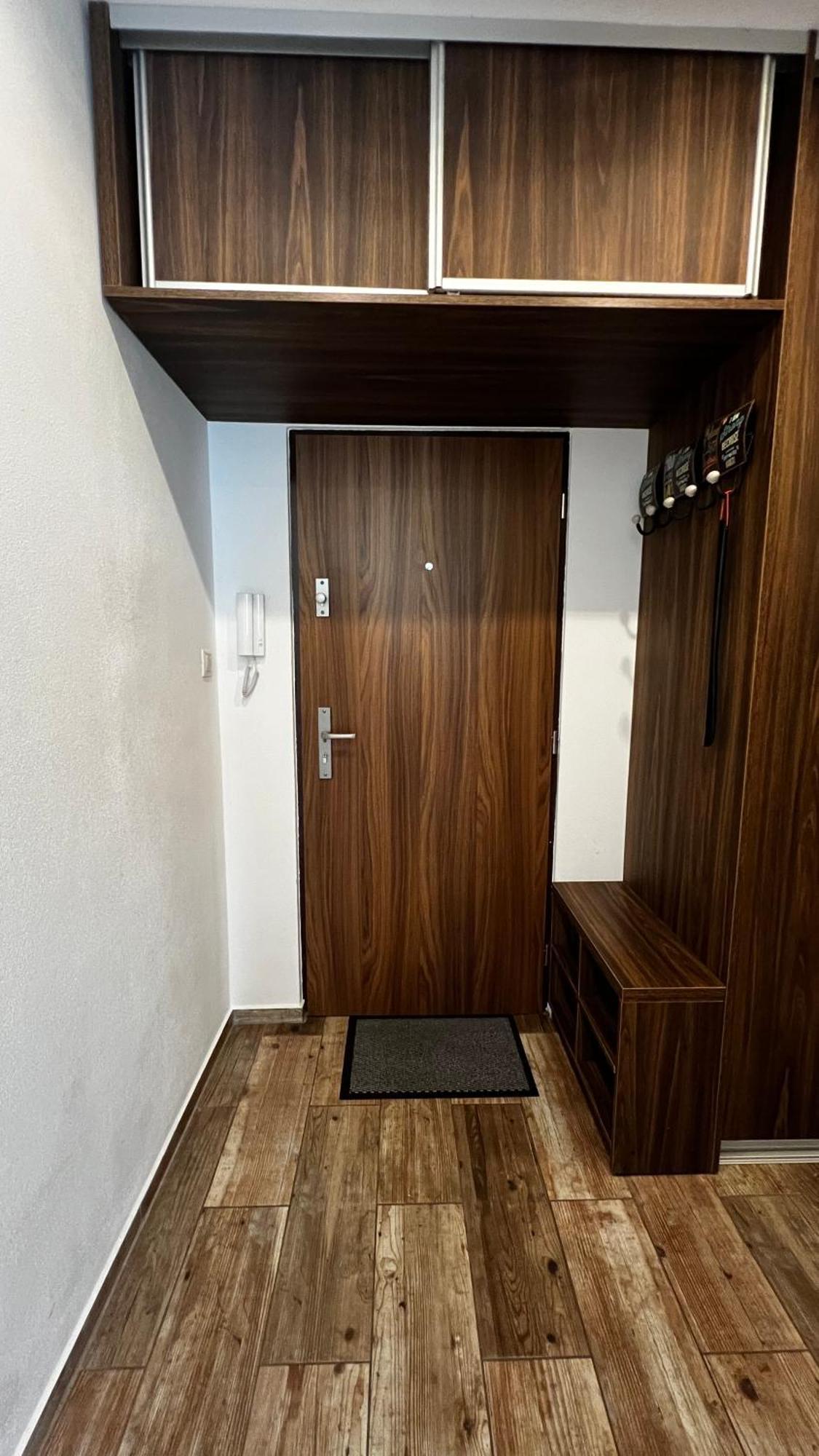 Industrial Apartment I 24Hr Self Check-In I Free Parking & Coffee Banská Bystrica Eksteriør billede